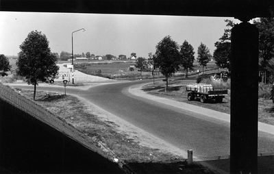 847496 Gezicht op de afslag van de Rijksweg 1 naar de Bisschopsweg (de T06, de tertiaire provinciale weg ...